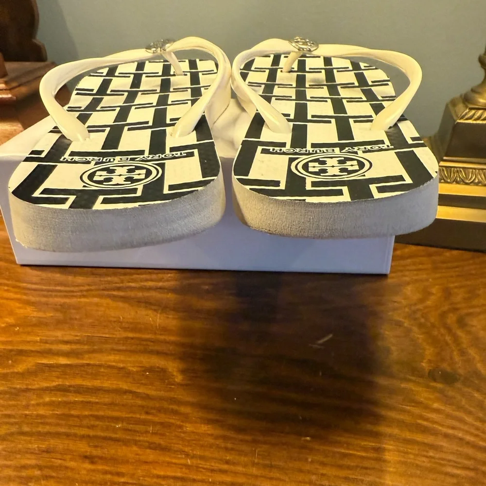Tory Burch Black and White Flip Flops w/ Silver Hardware Size 9 - Picture 6 of 11